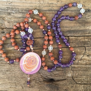 Mala &quot;Kronen-Chakra&quot; Amethyst matt, Bergkristall matt, Sandelholz Perlen * Malakette * Lange Kette * Sahasrara Chakra * Holzamulett * Zirbe