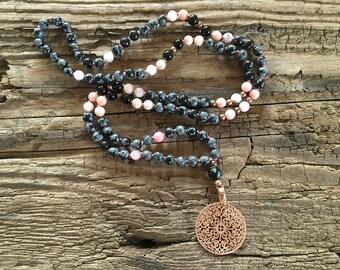 Mala "Portes ouvertes de l'âme" * Collier 108 perles flocons de neige obsidienne, tourmaline, opale rose * Collier Mala * Mandala coeur * Argent 925 * rose