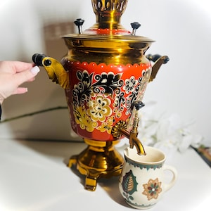 Bouilloire électrique vintage Samovar peinte, cadeau pour femme au foyer, décoration rurale, cuisine rustique, décoration de ferme, théière soviétique de Khokhloma, cadeau antique