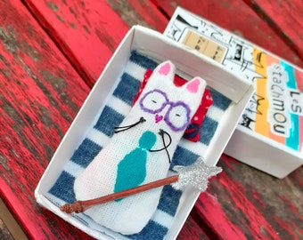 NINOU Hand-embroidered mini lucky cat - small box with glittery magic wand and colorful cushion