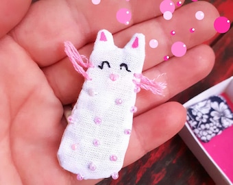 PEARL Mini-cat lucky charm embroidered hand - small box with glittery magic wand and colorful cushion