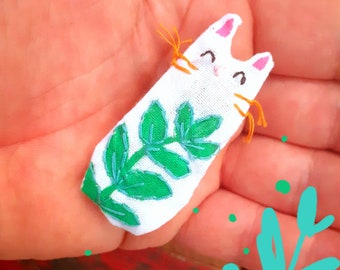 The FLOPPI Hand-embroidered lucky charm cats - small box with glittery magic wand and colored cushion