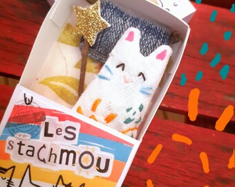 LIBERTE Hand-embroidered mini lucky cat - small box with glittery magic wand and colored cushion