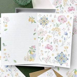 A5 Wiese Briefpapier Geschenkbox Set. Mediterrane Blumen Illustrierte Buchstaben.