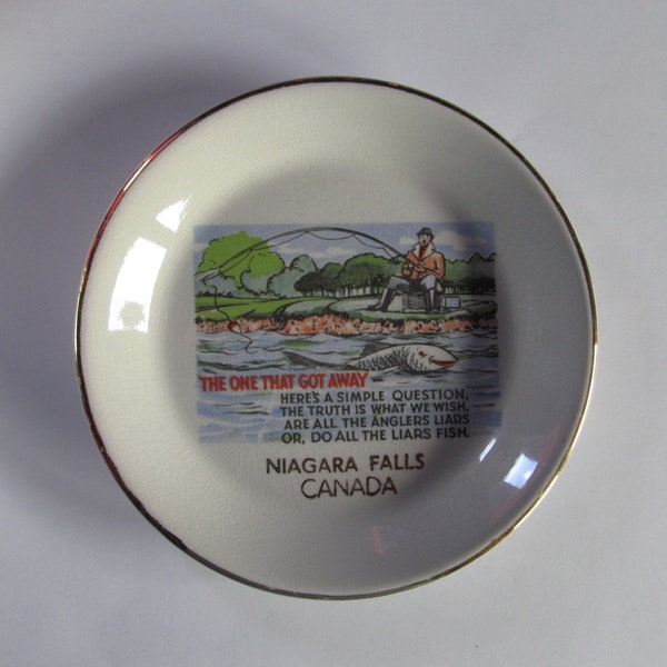 Vintage NIAGARA FALLS CANADA Souvenir "The One That Got Away" 22 Carat Gold Fishing Plate