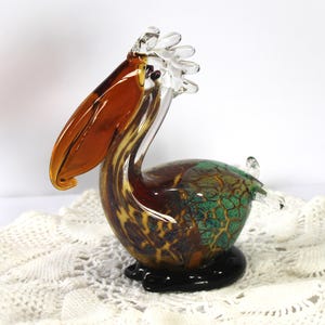 Escultura de pelícano de cristal de Murano (?) con moteado de aventurina, pisapapeles de 18 cm