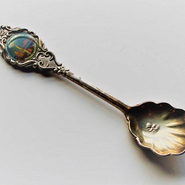 Vintage SEATTLE Skyline Cameo Clamshell Gold Plated Souvenir Spoon - Made in New Zealand