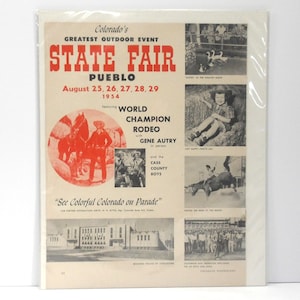Peut inclure: Une affiche vintage de la foire de l'État du Colorado de 1954 à Pueblo, avec du texte rouge et noir, une illustration circulaire d'un cow-boy et d'un cheval, et plusieurs photographies en noir et blanc montrant des événements et le rodéo.