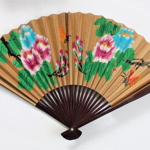 VINTAGE PLEGABLE Mano de mujer asiática FAN Papel de madera Pintado a mano Peonía Flores y mariposas