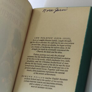 Puede incluir: Libro abierto con texto sobre Le&oacute;n Tolst&oacute;i. La p&aacute;gina tiene un borde verde y una firma manuscrita en la parte superior. El texto describe la vida, las obras y los logros literarios de Tolst&oacute;i, incluyendo "Guerra y Paz" y "Ana Karenina".