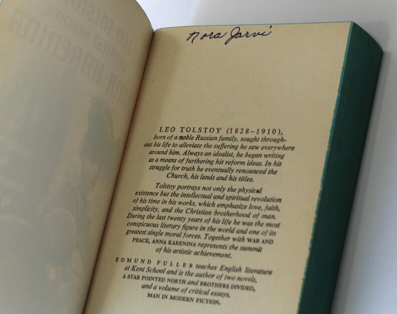 Puede incluir: Libro abierto con texto sobre Le&oacute;n Tolst&oacute;i. La p&aacute;gina tiene un borde verde y una firma manuscrita en la parte superior. El texto describe la vida, las obras y los logros literarios de Tolst&oacute;i, incluyendo "Guerra y Paz" y "Ana Karenina".
