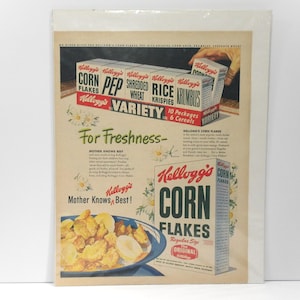 Puede incluir: Un anuncio publicitario vintage de cereales Kellogg's que muestra un paquete variado de cajas pequeñas, una caja grande de Corn Flakes y un tazón de cereales con rodajas de plátano. El texto incluye "Kellogg's Variety", "For Freshness" y "Mother Knows Best".