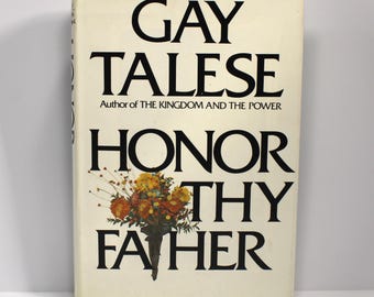 Könnte beinhalten: Buchcover mit dem Titel "Honor Thy Father" von Gay Talese. Das Cover hat einen cremefarbenen Hintergrund mit schwarzem Text und einem Blumenstrauß. Der Name des Autors und der Titel eines anderen Buches sind ebenfalls sichtbar.