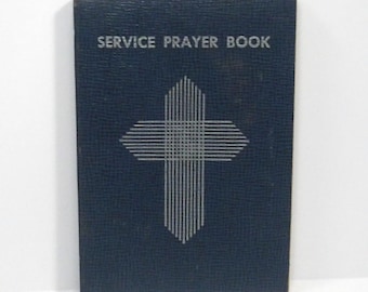 Puede incluir: Un Service Prayer Book azul marino con un diseño de cruz plateada. La portada del libro presenta el título "SERVICE PRAYER BOOK" en letras plateadas. La cruz está compuesta por líneas paralelas, creando una apariencia texturizada.