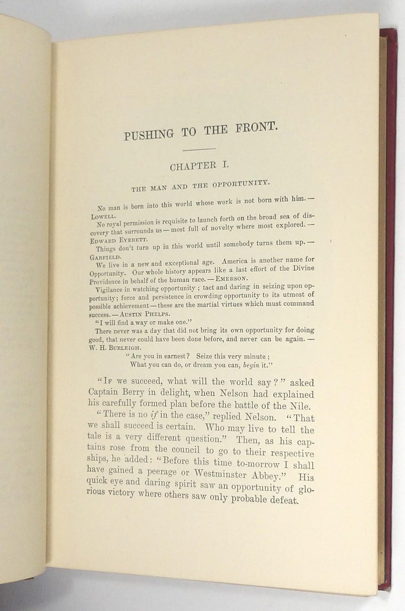 Może przedstawiać: Otwarta książka z tytułem "PUSHING TO THE FRONT" i "CHAPTER I. THE MAN AND THE OPPORTUNITY." Strony są postarzałe z tekstem w kroju szeryfowym. Grzbiet książki jest widoczny po prawej stronie.