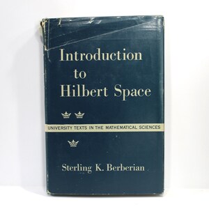 Puede incluir: Un libro azul oscuro titulado "Introduction to Hilbert Space" de Sterling K. Berberian. El libro tiene texto blanco y una pancarta blanca que dice "University Texts in the Mathematical Sciences". La portada tiene un aspecto desgastado.