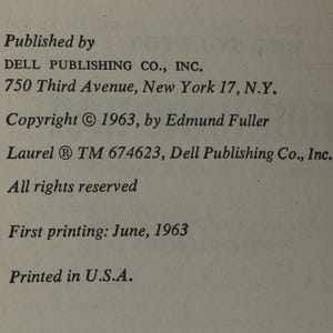 Puede incluir: Texto de la p&aacute;gina de derechos de autor de un libro, incluyendo la direcci&oacute;n del editor: Dell Publishing Co., Inc., 750 Third Avenue, New York 17, N.Y. Copyright 1963 por Edmund Fuller. Primera impresi&oacute;n: junio de 1963. Impreso en EE. UU.
