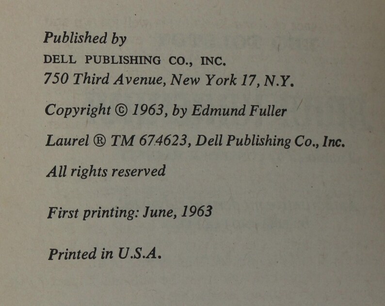 Puede incluir: Texto de la p&aacute;gina de derechos de autor de un libro, incluyendo la direcci&oacute;n del editor: Dell Publishing Co., Inc., 750 Third Avenue, New York 17, N.Y. Copyright 1963 por Edmund Fuller. Primera impresi&oacute;n: junio de 1963. Impreso en EE. UU.