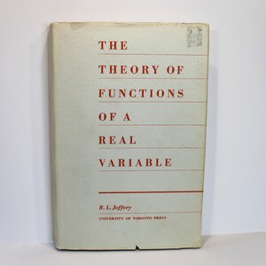 Könnte beinhalten: Ein Vintage-Buch mit dem Titel "THE THEORY OF FUNCTIONS OF A REAL VARIABLE" von R.L. Jeffery. Das Buch hat einen hellbeigen Einband mit rotem Text. Die University of Toronto Press ist ebenfalls auf dem Einband abgedruckt.