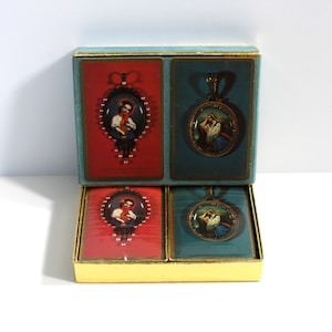 vintage US Playing Card Co. Cooper Union Museum Pendentifs français et suisses du XIXe siècle Cartes à jouer dans une boîte scellée avec timbres fiscaux ~ Rare !