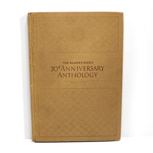 Op de afbeelding: Een vintage boek getiteld "The Reader's Digest 20th Anniversary Anthology". Het boek heeft een bruine kaft met een geometrisch patroon en de titel in donkerbruine letters. Het boek is in goede staat.