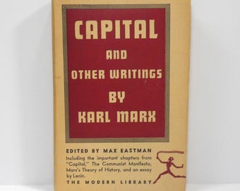 Puede incluir: Un libro de tapa dura titulado Capital and Other Writings by Karl Marx, editado por Max Eastman. La cubierta es de color tostado con un panel rectangular central rojo oscuro con letras crema. Un pequeño gráfico negro de una figura aparece abajo.