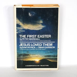 Peut inclure: Une couverture de livre avec une scène de coucher de soleil et le titre "The First Easter" par Peter Marshall. Le sous-titre est "Jesus Loved Them" par Sam Patrick et Omar Garrison. Le livre est une sélection Guideposts 2-en-1.