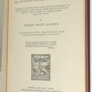 Może przedstawiać: Otwarta książka zatytułowana "Pushing to the Front" autorstwa Orisona Swetta Mardena. Strony są poż&oacute;łkłe, z tekstem i ilustracją z The Riverside Press. Okładka ma głęboki bordowy kolor.