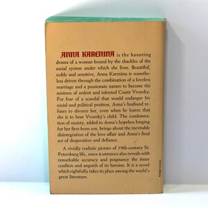 Puede incluir: Contraportada de un libro antiguo titulado "ANNA KARENINA" con texto que describe la trama de la novela. La portada es de color beige con texto rojo y negro, y un borde superior verde. Una novela cl&aacute;sica.