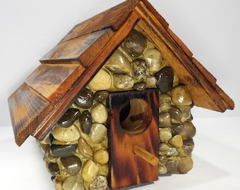 Casita para pájaros de estilo vintage, hecha de conglomerado de guijarros de piedra y madera quemada, de 25 x 20 cm.