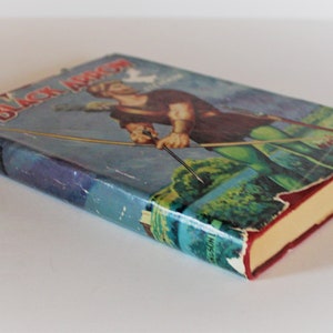 May include: A vintage hardcover book titled "Black Arrow" by Howard Pyle. The cover features an illustration of a man in a green tunic and leggings, holding a bow and arrow, with a forest background.