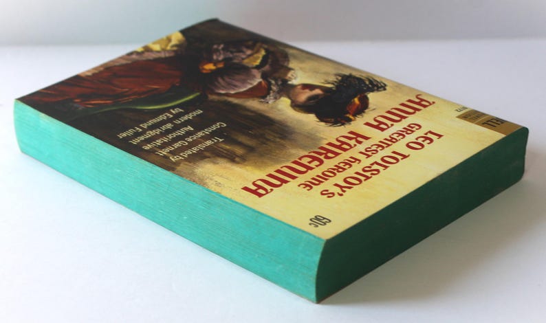 Puede incluir: Un libro de bolsillo vintage titulado "Anna Karenina" de Le&oacute;n Tolst&oacute;i. La portada presenta una ilustraci&oacute;n en tonos sepia de una mujer. Los bordes del libro son turquesa y el precio es de 60&cent;.