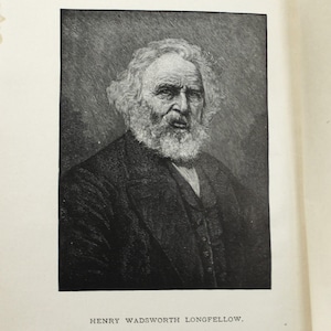 Puede incluir: Un retrato en blanco y negro de Henry Wadsworth Longfellow, un hombre con una larga barba y cabello blanco, vistiendo un traje oscuro. La imagen es un grabado detallado, con el nombre "HENRY WADSWORTH LONGFELLOW" impreso debajo.