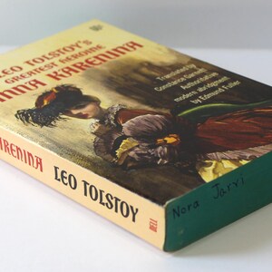 Puede incluir: Un libro de bolsillo vintage titulado "Anna Karenina" de Le&oacute;n Tolst&oacute;i. La portada presenta una ilustraci&oacute;n de una mujer con un vestido. El lomo del libro es verde y el t&iacute;tulo est&aacute; impreso en rojo y negro. El nombre del autor tambi&eacute;n es visible.