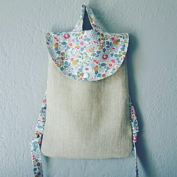 petit sac à dos enfants en lin beige et coton liberty betsy porcelaine à personnaliser