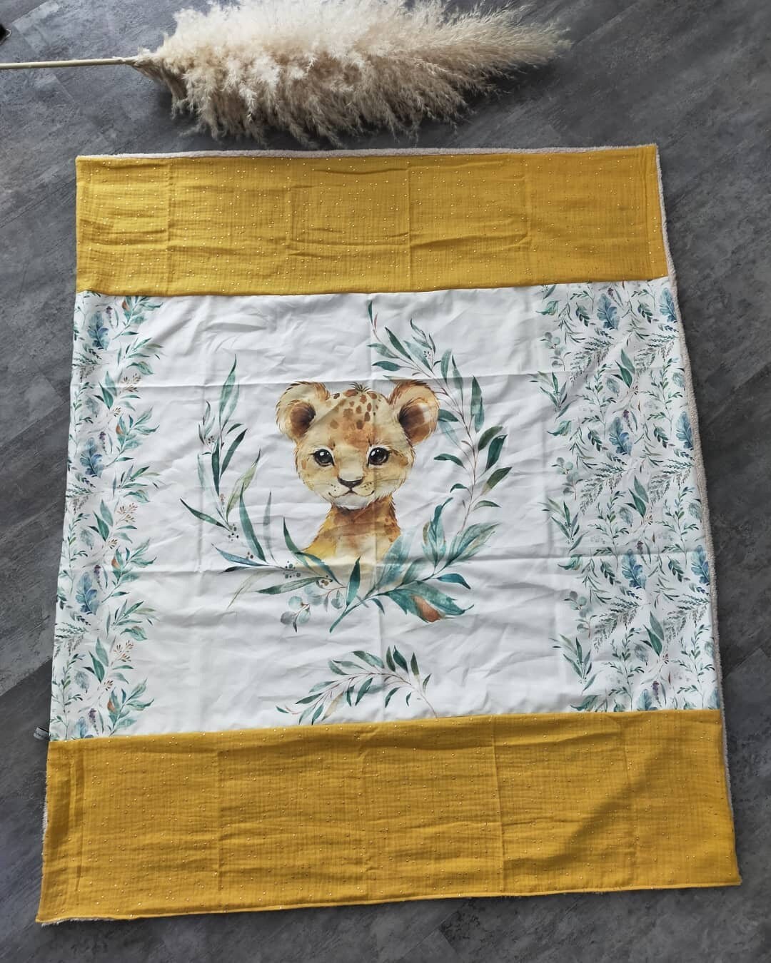 Couverture en Coton et Double Gaze Thème Animaux, Lion Moutarde Pois Doré, Dim 80x120 cm, Liste de N