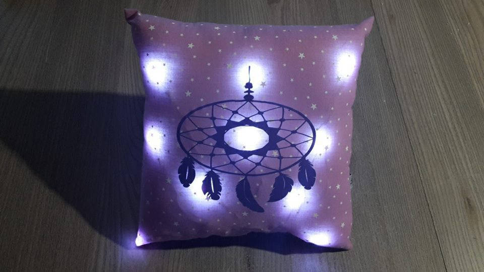 Mini Coussin Lumineux Dimension 20x20 cm en Parme Étoilée Motif Attrape Rêve à Personnaliser