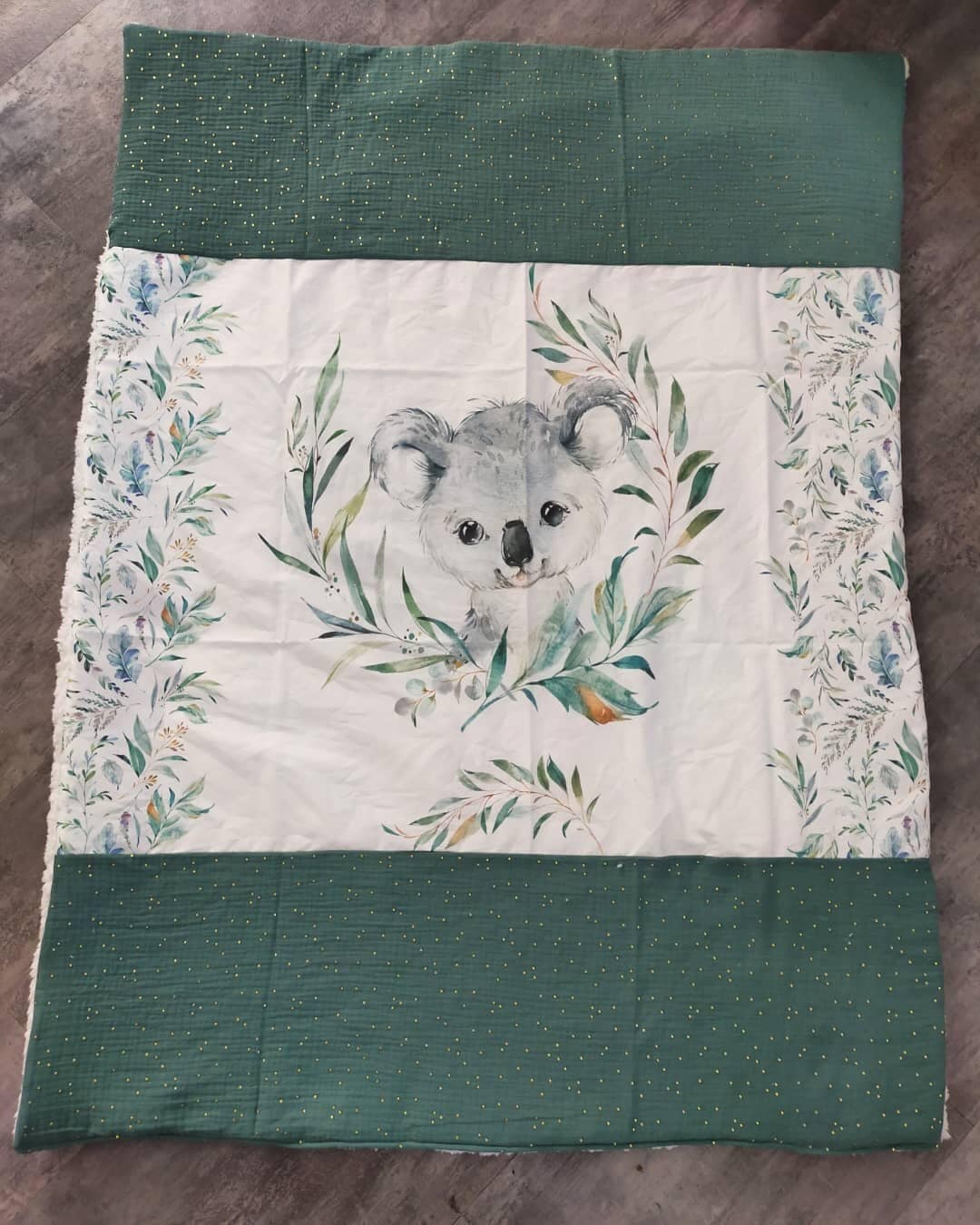 Couverture en Coton et Double Gaze Thème Animaux, Koala Eucalyptus Pois Doré, Dim 80x120 cm, Liste d