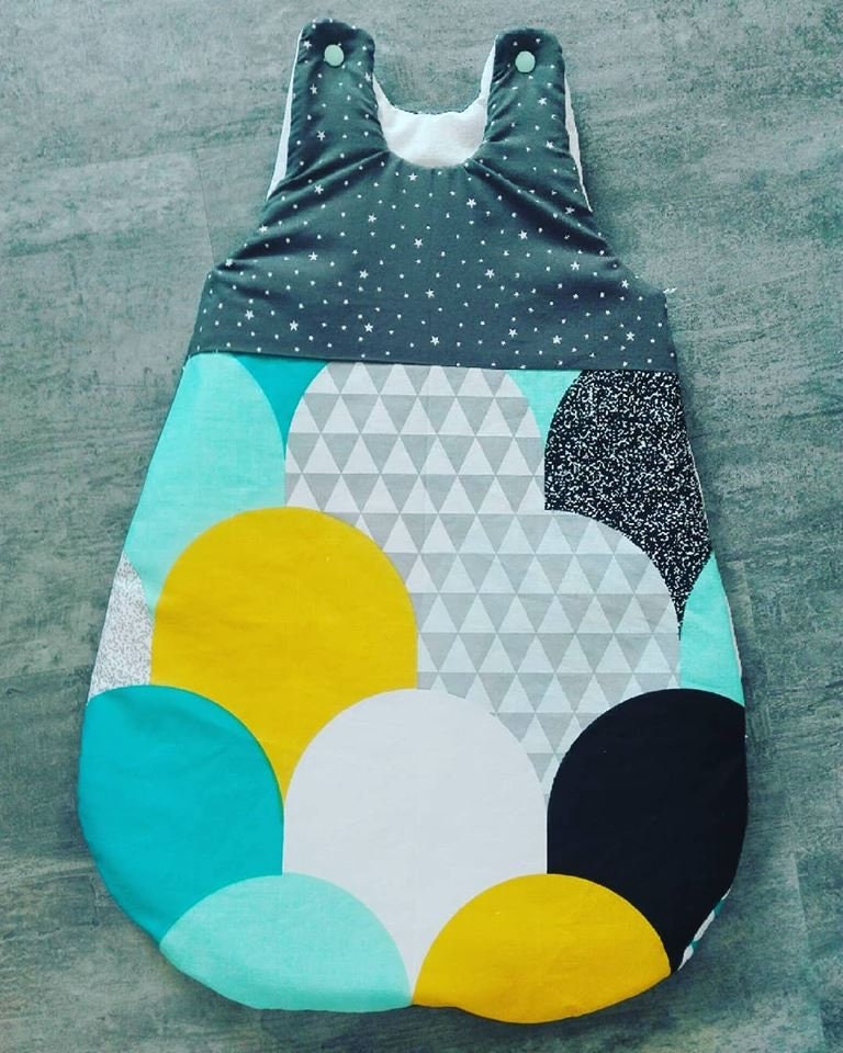 Gigoteuse Bébé Fait Main Taille 0 à 6 Mois Thème Graphique Noir Gris Jaune et Vert d'eau, Idéal Cade