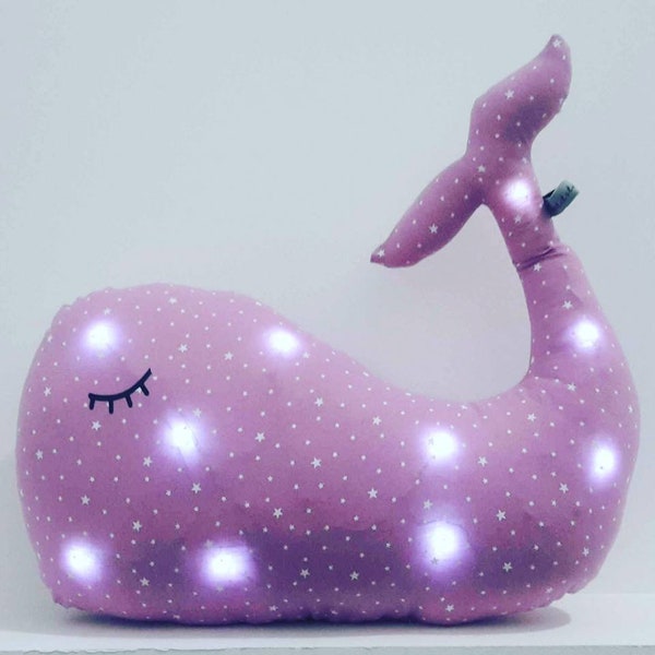 veilleuse bébé ou enfant décoration forme baleine parme étoilée,idéal cadeau de naissance ou de noel, création fait main, personnalisable