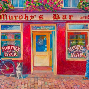 Op de afbeelding: Een schilderij van een rood bakstenen gebouw met een bord waarop "Murphy's Bar" staat. Er zijn twee ramen en een deur met een bord waarop "Murphy's Bar" in de ramen staat. Een man staat buiten de bar en een hond zit op de stoep.