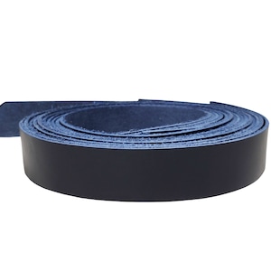 Può includere: Un rotolo di cinturino in pelle blu scuro, largo circa 2,5 cm.