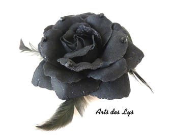 Superbe broche fleur en tissu noir mat bordée de paillettes et de plumes