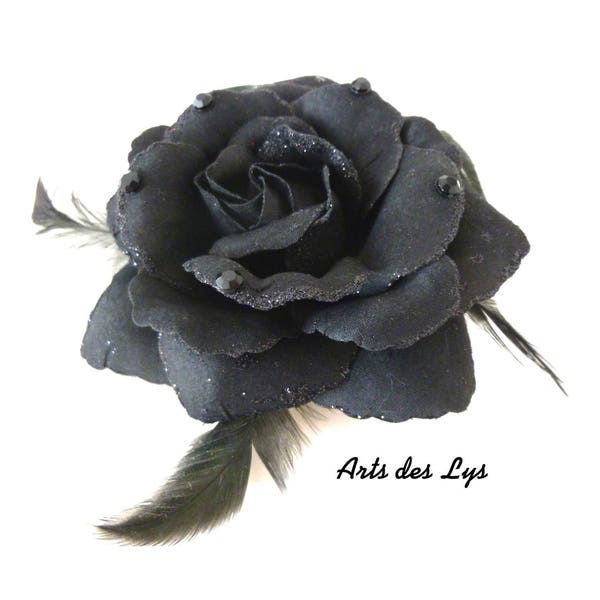 Superbe broche fleur en tissu noir mat bordée de paillettes et de plumes