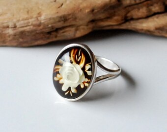 hallmarked 925 silver ring with genuine Royal amber hand carved stone