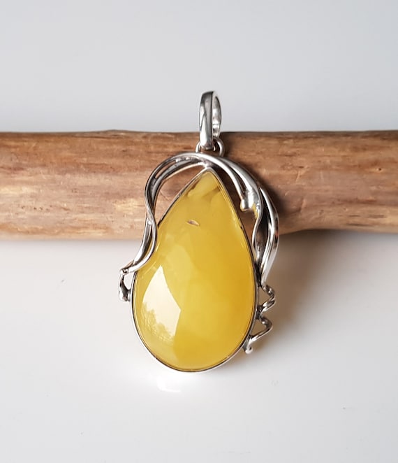 Pendentif Feuille En Ambre Naturel Jaune D'Œuf - Vintage, Lituanie, Occasion