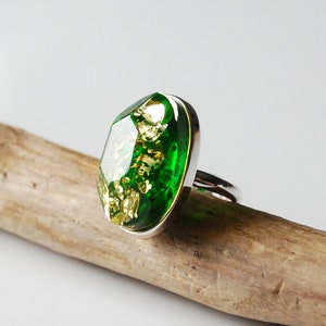 Facettierter grüner baltischer Bernsteinring, Bernsteinring, verstellbarer Bernsteinring, grüner baltischer Bernsteinschmuck mit Glitzer, Bernstein Silberring Bild 4