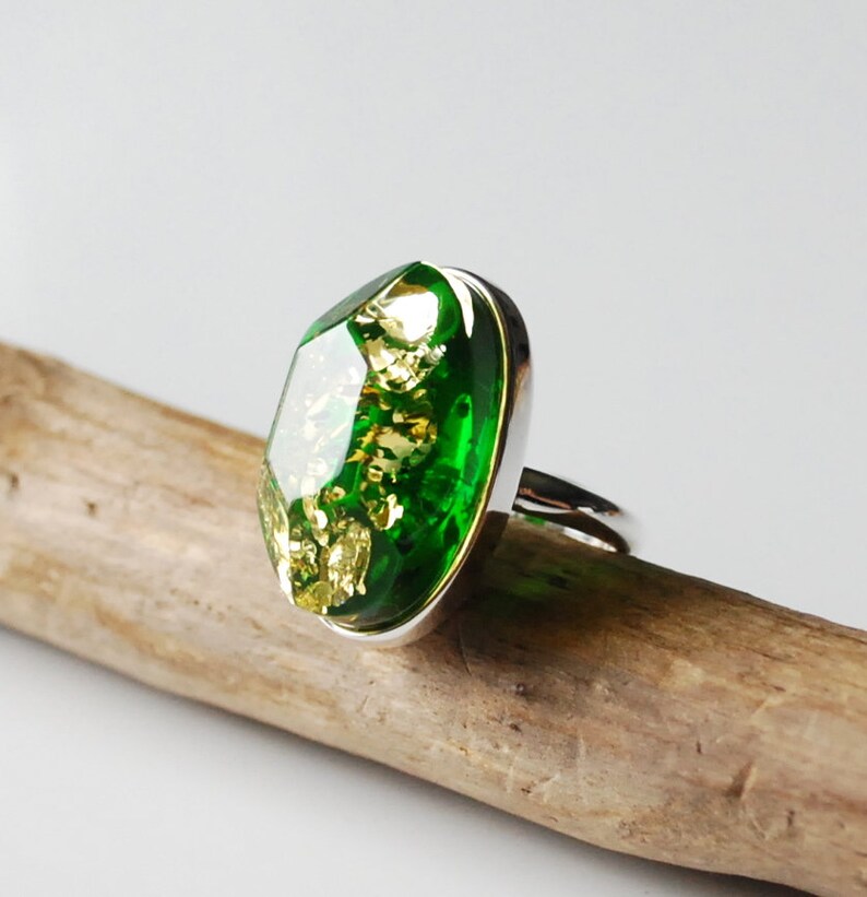 Facettierter grüner baltischer Bernsteinring, Bernsteinring, verstellbarer Bernsteinring, grüner baltischer Bernsteinschmuck mit Glitzer, Bernstein Silberring Bild 4
