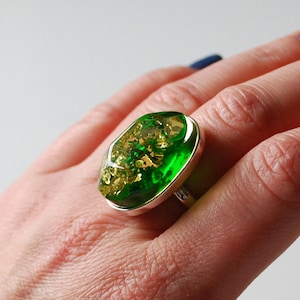 Facettierter grüner baltischer Bernsteinring, Bernsteinring, verstellbarer Bernsteinring, grüner baltischer Bernsteinschmuck mit Glitzer, Bernstein Silberring Bild 1