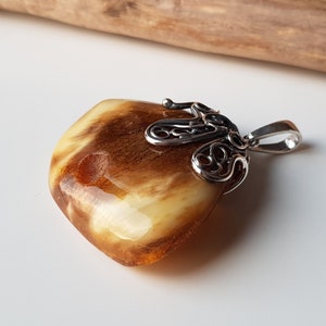 Pendentif Ambre Baltique Authentique Et Argent 925 – Design Moderne Élégant GL2024